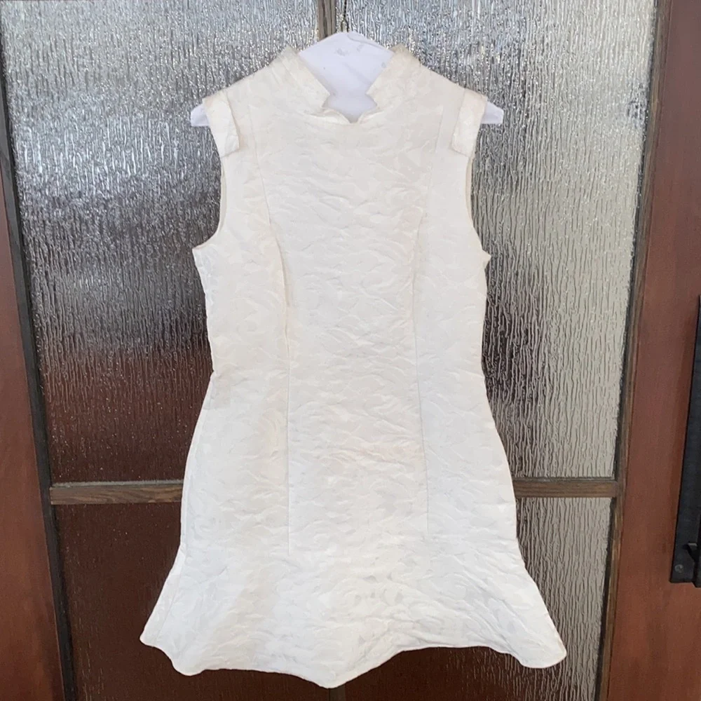 Gucci white mandarin collar dress. Size Large. Elegant sleeveless tulip skirt. - Picture 3 of 10